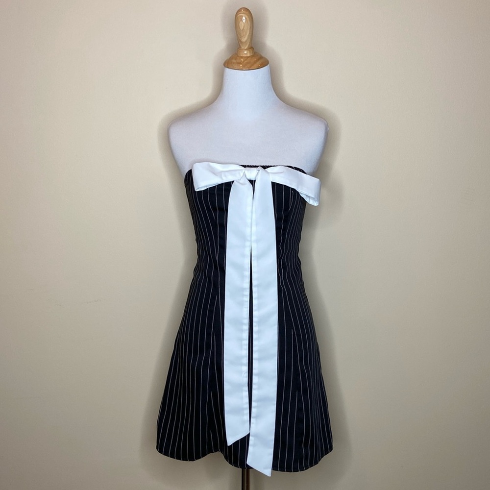 NWOT, cute black pin stripe strapless dress with white bow, back zip, size XS